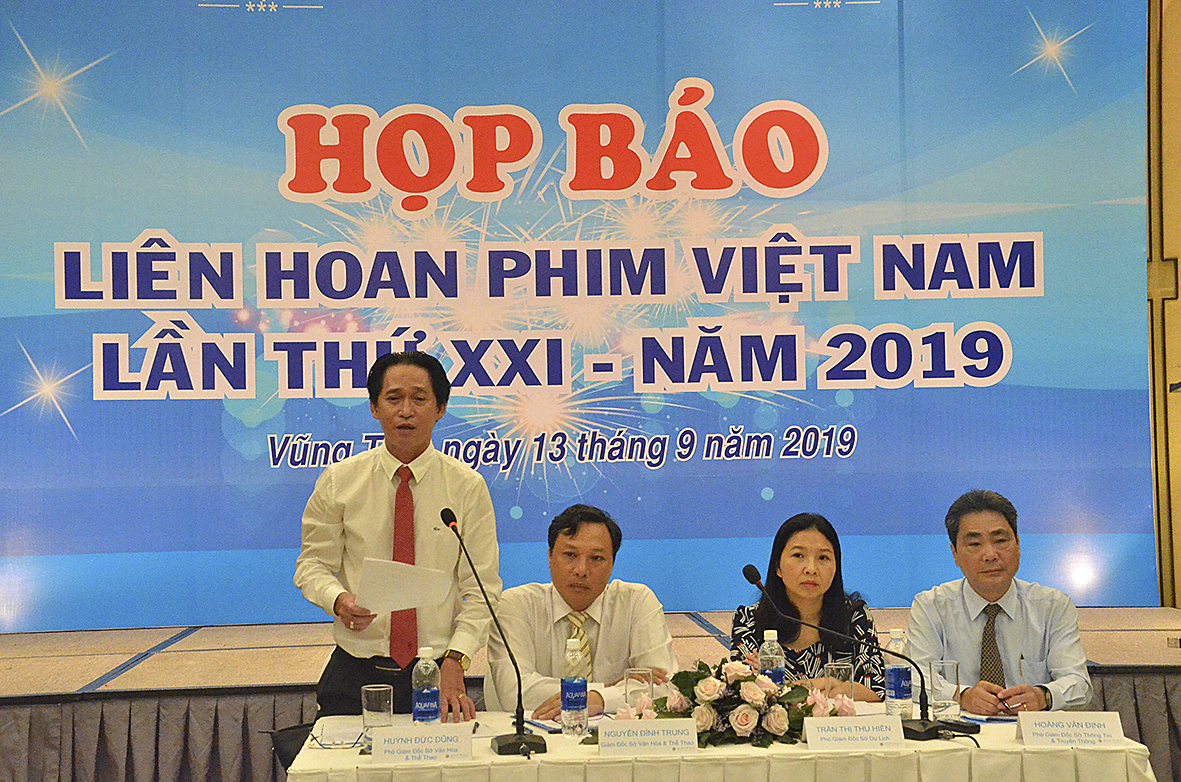 Ông Huỳnh Đức Dũng, Phó Giám đốc Sở Văn hóa-Thể thao trả lời các câu hỏi của phóng viên về công tác tổ chức Liên hoan Phim Việt Nam lần thứ 21 tại buổi họp báo.