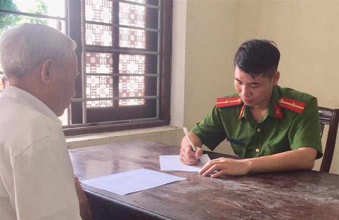 Cán bộ Công an phường Hưng Phúc tiếp nhận tin báo tố giác tội phạm