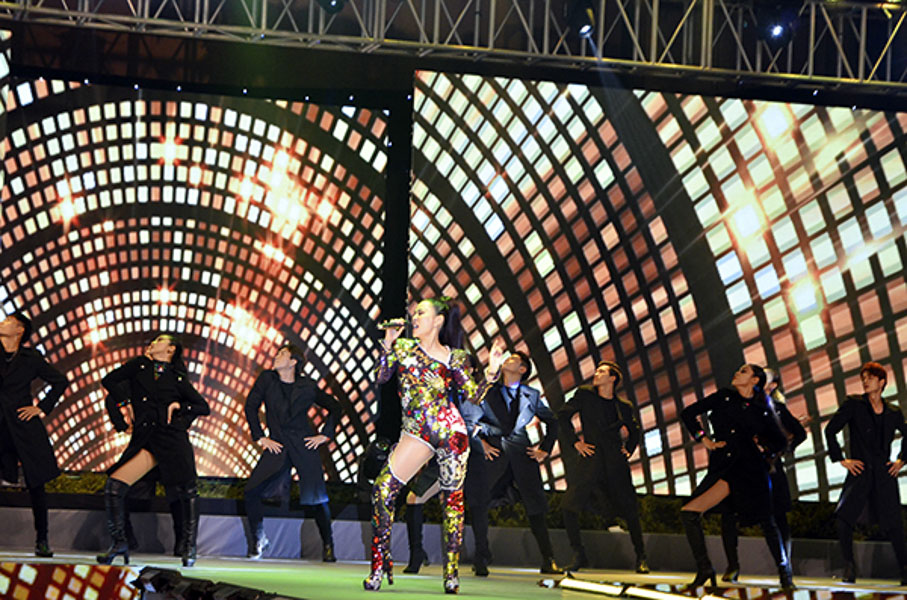 Ca sĩ Thu Minh thổi bùng không khí của đê chung kết bằng loạt ca khúc sôi động.