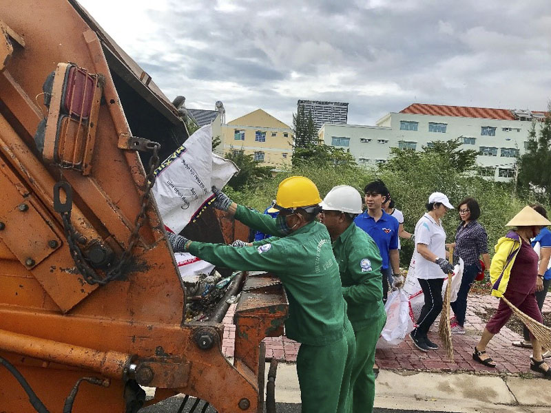 Người dân và Công ty CP Dịch vụ môi trường - Công trình đô thị Vũng Tàu thu gom rác dọc kênh Bến Đình.
