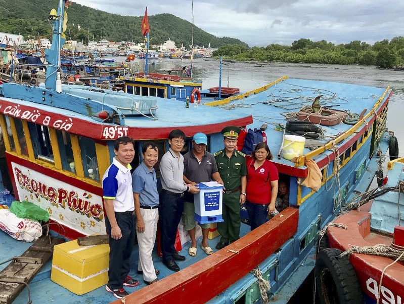 Tặng thùng đựng rác cho ngư dân có tàu, thuyền neo đậu trên kênh Bến Đình.