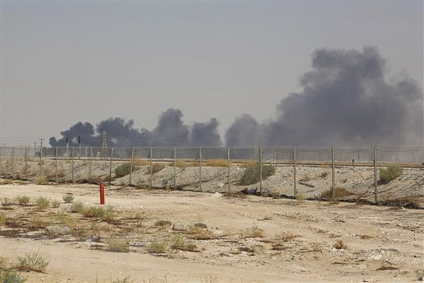 Khói bốc lên trong vụ hỏa hoạn tại nhà máy lọc dầu của Tập đoàn dầu khí Aramco ở Abqaiq, Saudi Arabia.