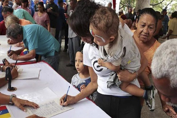 Người dân Venezuela ký tên phản đối các biện pháp bao vây kinh tế của Chính phủ Mỹ.