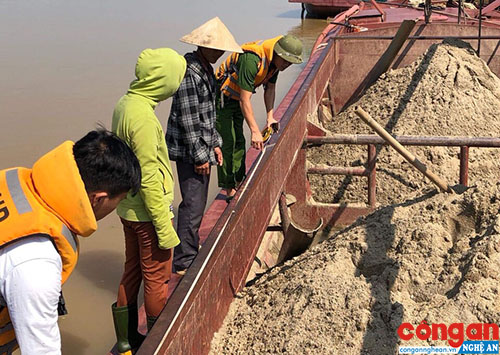 Lực lượng chức năng kiểm tra số cát khai thác trái phép