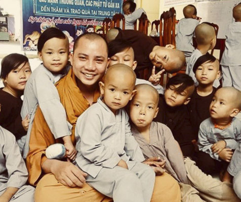 Đại đức Thích Thiện Thông, trụ trì chùa Hồng Quang cùng các em nhỏ đang được nuôi dưỡng tại Mái ấm Hồng Quang.