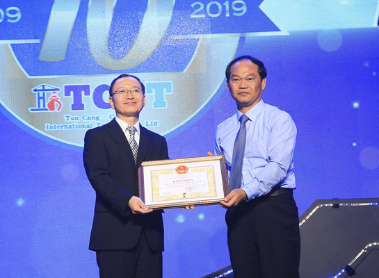 Ông Mai Ngọc Thuận, Ủy viên Ban Thường vụ Tỉnh ủy, Phó Chủ tịch HĐND tỉnh (bìa phải) trao Bằng khen của UBND tỉnh cho đại diện TCIT.