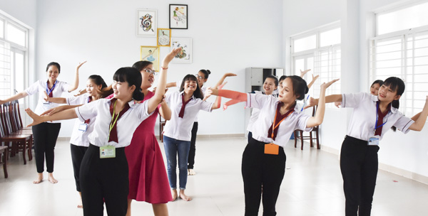 Sinh viên lớp 44M, Trung cấp Mầm non M, Trường Cao đẳng Sư phạm Bà Rịa -Vũng Tàu trong giờ học múa. Ảnh: TUYẾT MAI