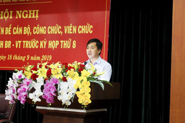 Ông Dương Minh Tuấn, Phó Trưởng Đoàn ĐBQH tỉnh báo cáo tình hình phát triển kinh tế - xã hội của nước ta trong 8 tháng đầu năm 2019.