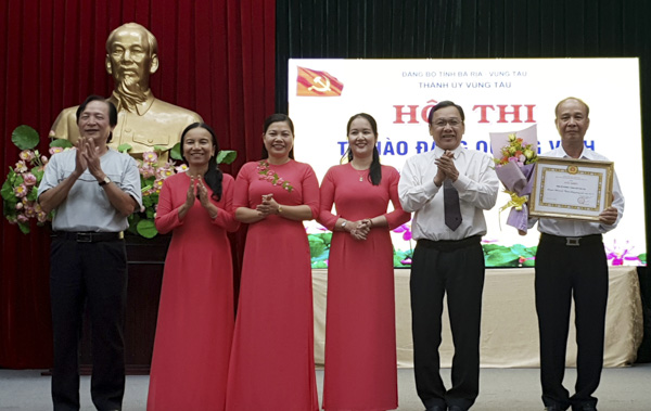 Ông Nguyễn Đăng Minh (thứ hai, từ bên phải sang), Phó Bí thư  Thường trực Thành ủy Vũng Tàu trao giải Nhất cho Đảng bộ phường 7. 