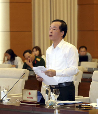 Bộ trưởng Bộ Xây dựng Phạm Hồng Hà trình bày Tờ trình. Ảnh: TRỌNG ĐỨC 