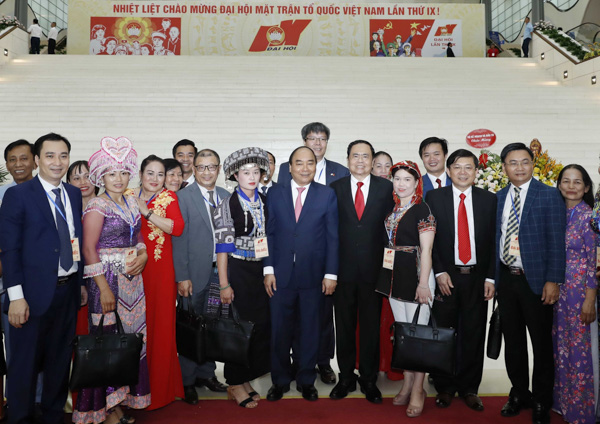 Thủ tướng Nguyễn Xuân Phúc, Chủ tịch Ủy ban Trung ương MTTQ Việt Nam Trần Thanh Mẫn với các đại biểu dự Đại hội.