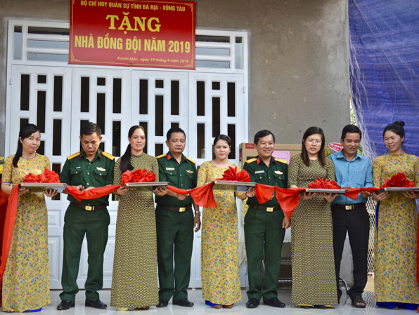 Đại diện Bộ CHQS tỉnh cắt băng khánh thành nhà đồng đội cho Đại úy Nguyễn Thanh Yên.