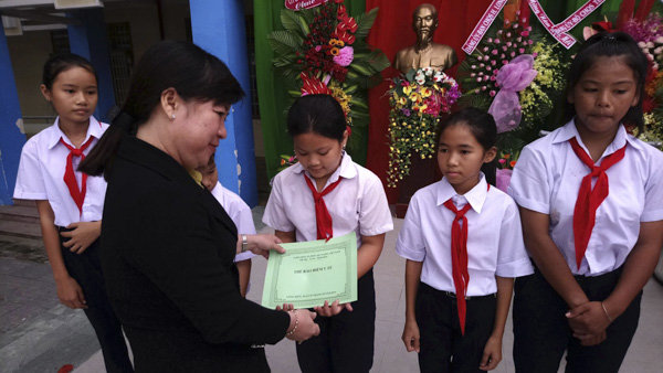 HS nghèo của Trường THCS Văn Lương (huyện Long Điền) được mạnh thường quân tặng thẻ BHYT đầu năm học 2019-2020.