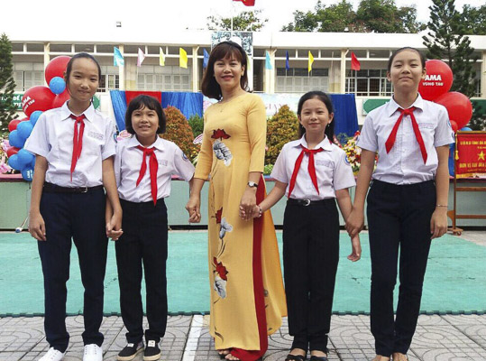 Cô Lê Thị Thúy Hằng với HS Trường THCS Nguyễn An Ninh.