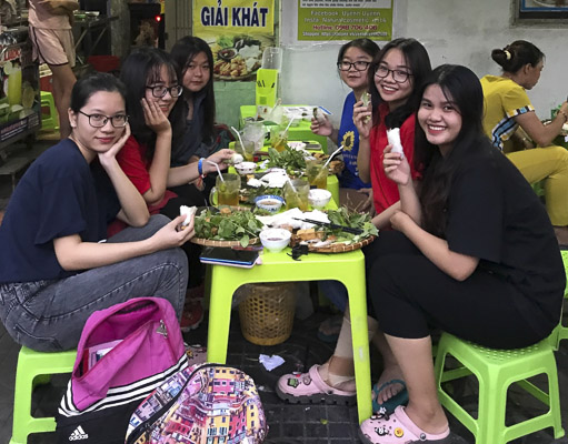 Học sinh lớp 12A9, Trường THPT Vũng Tàu đang thưởng thức món bún đậu mắm tôm cô Chung (132/2, Nguyễn Tri Phương).
