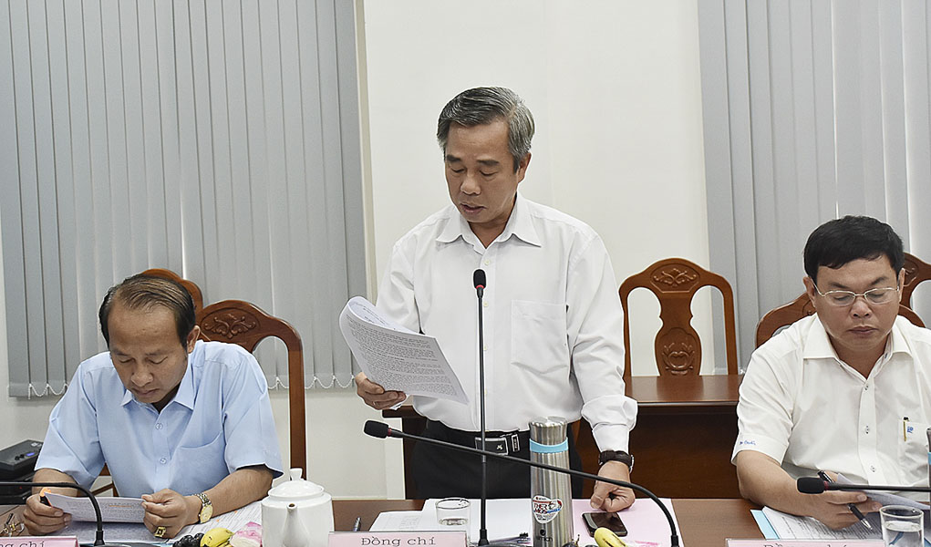 Ông Võ Hữu Hạnh, Phó Bí thư Thường trực Huyện ủy Long Điền báo cáo kết quả thực hiện công tác xây dựng Đảng 9 tháng đầu năm 2019 và nhiệm kỳ 2015-2020.
