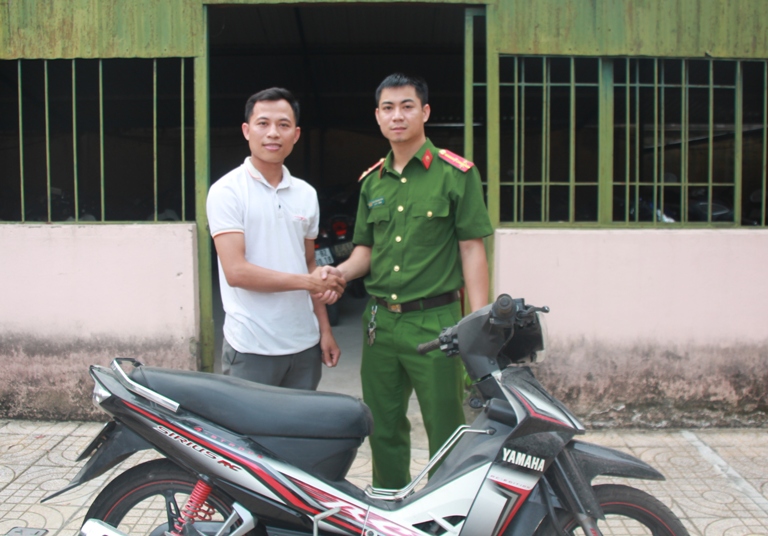 Trao trả xe cho anh Đậu Xuân Nghi