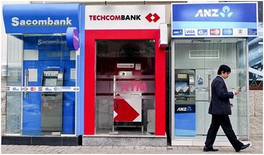 Người dân cần quan sát phát hiện những điểm bất thường khi sử dụng thẻ tại cây ATM. Ảnh minh họa Internet.