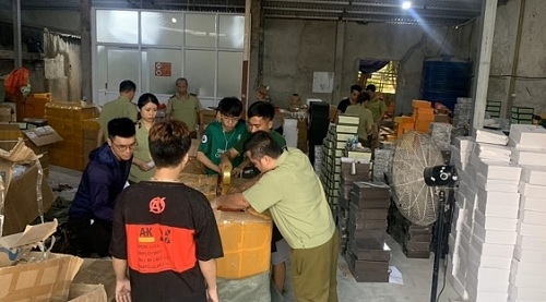 Lực lượng chức năng kiểm tra phát hiện hàng nghìn sản phẩm nhập lậu.