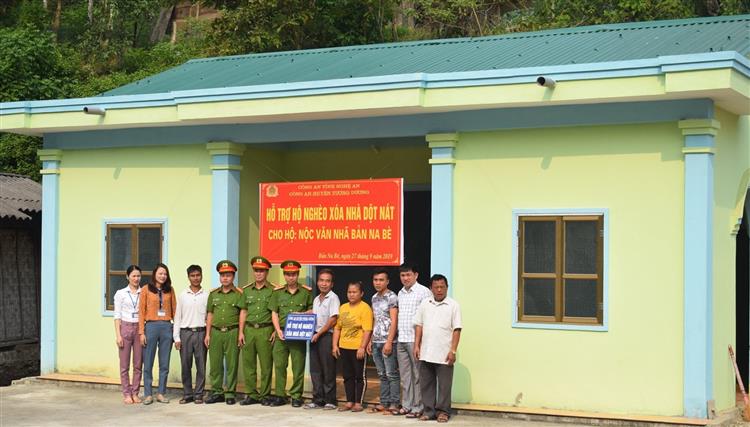 Đại diện Lãnh đạo Công an huyện Tương Dương và chính quyền địa phương bàn giao nhà cho gia đình ông Nộc Văn Nhã