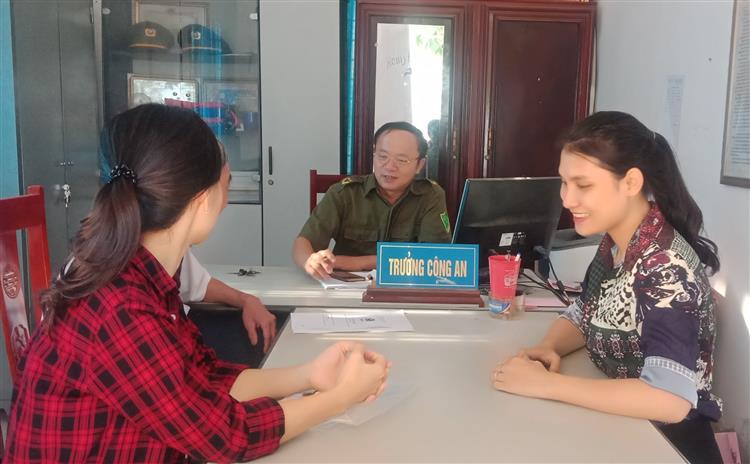 Trưởng Công an xã Nghi Trung giải đáp những thắc mắc của quần chúng nhân dân trên địa bàn