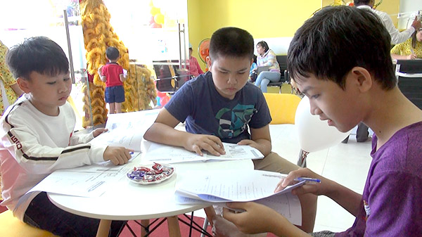 Các em HS trên địa bàn các xã Phước Hưng, Phước Tỉnh điền thông tin vào phiếu đăng ký các khóa đào tạo tiếng Anh.