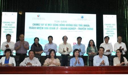 Đại diện cơ quan, doanh nghiệp kí cam kết thực hiện “không rác thải nhựa. Ảnh: VGP/Lưu Hương