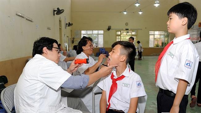 Một trong những vấn đề quan trọng để nâng cao chất lượng y tế học đường là nâng cao chất lượng cán bộ y tế. Ảnh minh họa