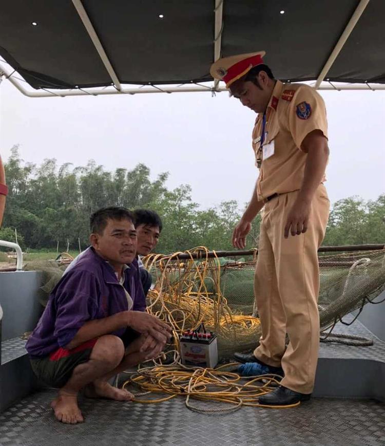 Tổ công tác Đội Thủy đội, Phòng Cảnh sát giao thông Công an tỉnh lập biên bản 2 đối tượng Đậu Xuân Phúc và Hồ Văn Bình về hành vi sử dụng kích điện để khai thác thủy hải sản trái phép