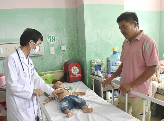 Bác sĩ thăm khám cho một bệnh nhi bị viêm phổi điều trị tại Bệnh viện Bà Rịa.