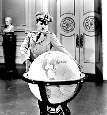 Vua hề “Sác Lô” chế giễu Hitler trong bộ phim Nhà độc tài vĩ đại.