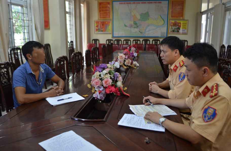 Đội CSGT-TT Công an TP.Vinh làm việc với anh Hiền
