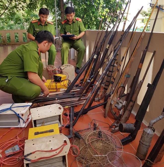 Cán bộ Công an huyện Tương Dương kiểm tra số vũ khí vừa thu hồi.