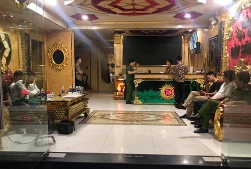 Kiểm tra hành chính quán karaoke Dậy Sóng 2, Công an TP Huế phát hiện nhiều nam, nữ thanh niên đang 