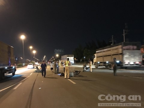 Công an khám nghiệm hiện trường.