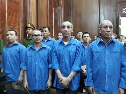 Phan Hữu Hiệu (tức Hiệu “chuột”, người đeo kính) cùng các bị cáo tại tòa