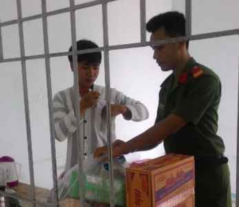 Các đồ vật đưa vào nơi giam giữ được kiểm tra chặt chẽ. Ảnh minh họa