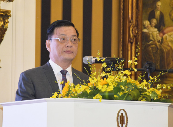 Ông Nguyễn Thành Long, Ủy viên Ban Thường vụ Tỉnh ủy, Quyền Chủ tịch UBND tỉnh phát biểu chúc mừng đội ngũ doanh nhân tại buổi họp mặt. 