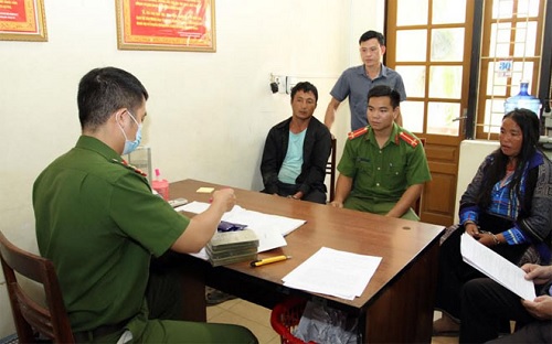 Đối tượng Lảo A Tủa và Hờ Thị Chư cùng tang vật tại cơ quan điều tra.