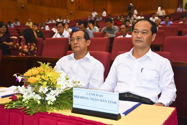 Ông Mai Ngọc Thuận, Ủy viên Ban thường vụ Tỉnh ủy, Chủ tịch HĐND tỉnh (bên phải) tham dự hội nghị.