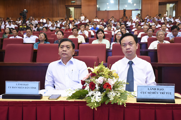 Ông Lê Tuấn Quốc, Phó Chủ tịch UBND tỉnh (bên trái) tham dự hội nghị.