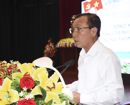 Ông Trần Văn Cường, Giám đốc Sở NN-PTNT báo cáo thành tựu xây dựng NTM của tỉnh.