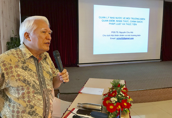 PGS-TS Nguyễn Chu Hồi, Chủ tịch Hội Thiên nhiên và Môi trường biển trình bày nội dung “Quản lý nhà nước về môi trường biển”.