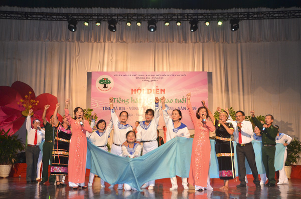Đội văn nghệ Hội Người cao tuổi TP.Vũng Tàu biểu diễn tiết mục ca múa “Tổ quốc gọi tên mình” tại hội diễn.