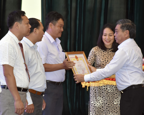Ông Lê Tuấn Quốc, Phó chủ tịch UBND tỉnh trao bằng khen của UBND tỉnh cho các tập thể có thành tích xuất sắc trong xây dựng NTM giai đoạn 2016-2020. Ảnh: PHÚ XUÂN