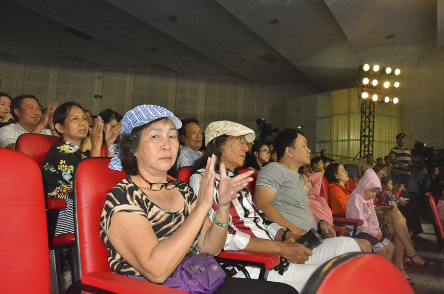 Đông đảo khán giả đến xem và cổ vũ Chương trình “Dạ khúc Bolero 2019”.