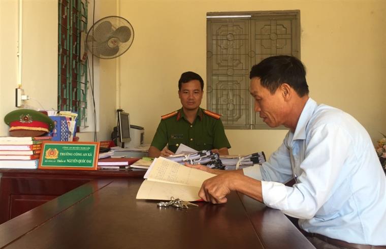 Trưởng Công an xã Nghi Thạch trao đổi công tác đảm bảo ANTT với người dân