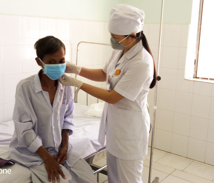 Nhân viên y tế chăm sóc một bệnh nhân điều trị lao kháng thuốc tại Bệnh viện Phổi Phạm Hữu Chí.