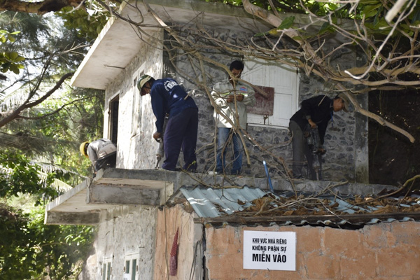 Lực lượng chức năng tiến hành tháo dỡ công trình xây dựng trái phép trên địa bàn phường 2, TP.Vũng Tàu.