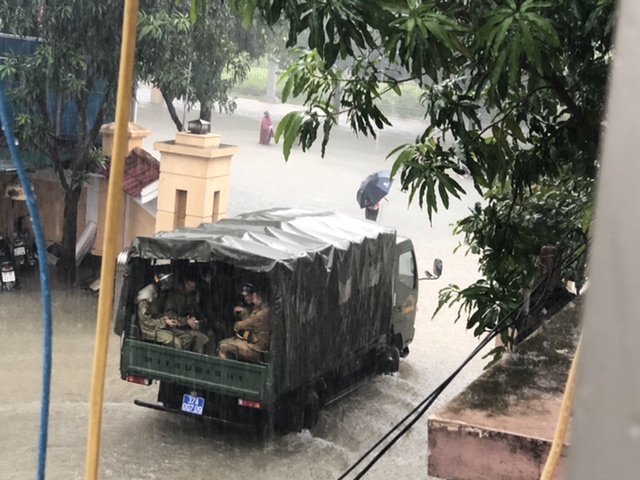 Cảnh sát Cơ động lên đường giúp đỡ người dân